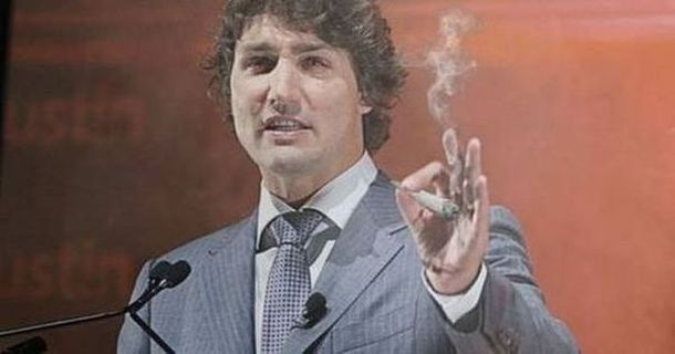 Justin Trudeau røyker sigarett (eller hasj)
